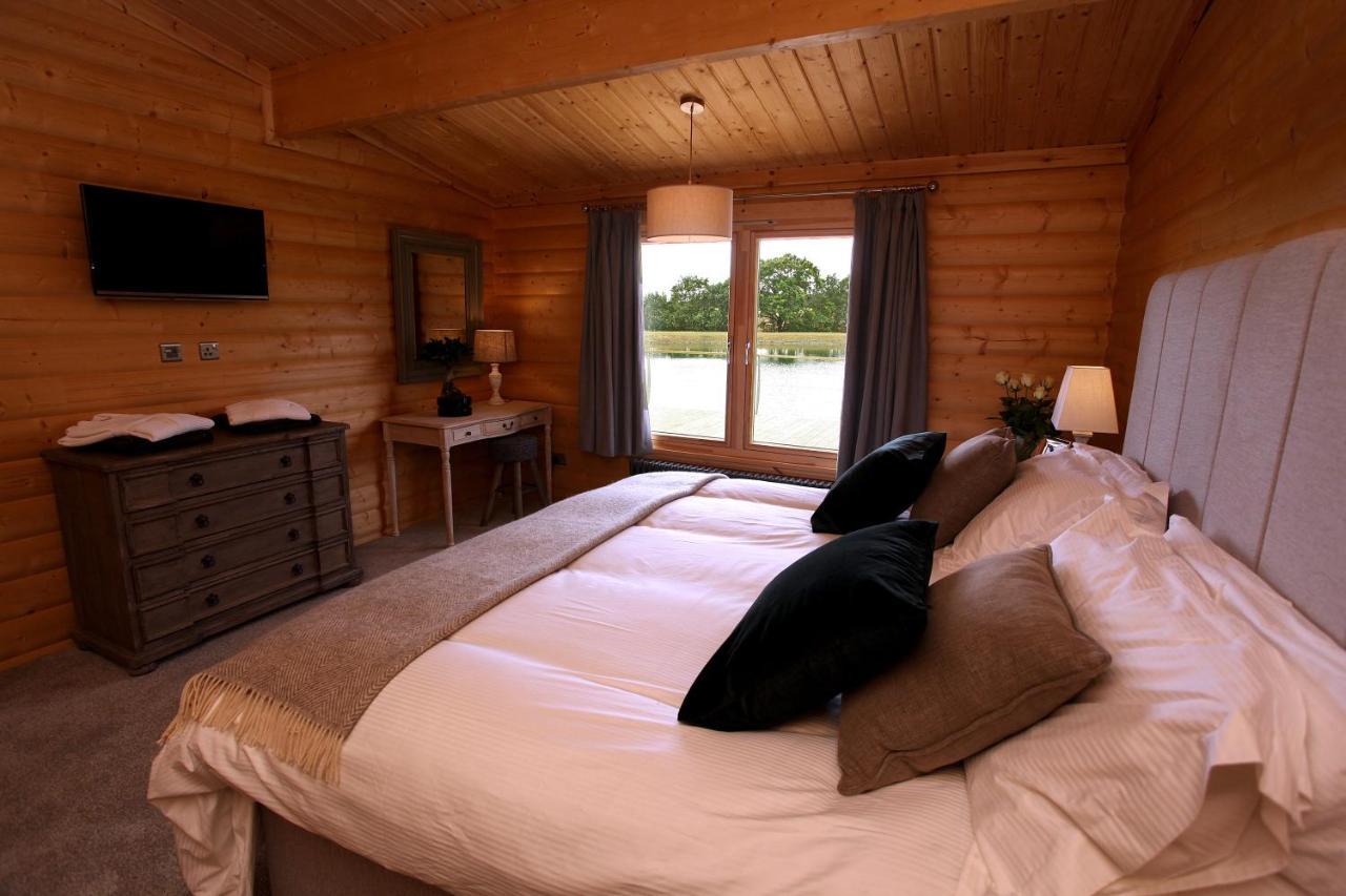 Cambridgeshire Lakes - Luxury Lodges In A Stunning Lake Location Gamlingay Exterior photo