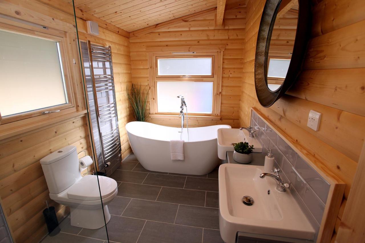 Cambridgeshire Lakes - Luxury Lodges In A Stunning Lake Location Gamlingay Exterior photo