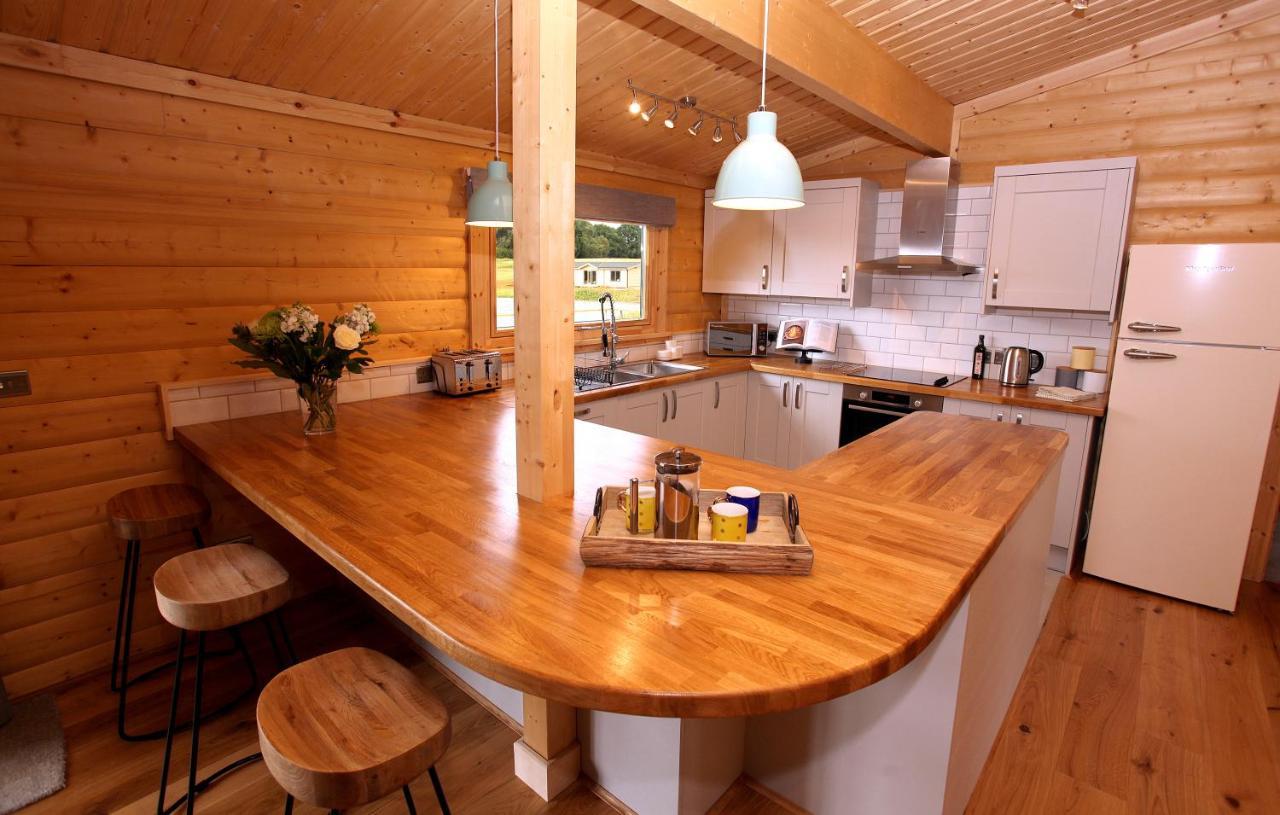 Cambridgeshire Lakes - Luxury Lodges In A Stunning Lake Location Gamlingay Exterior photo