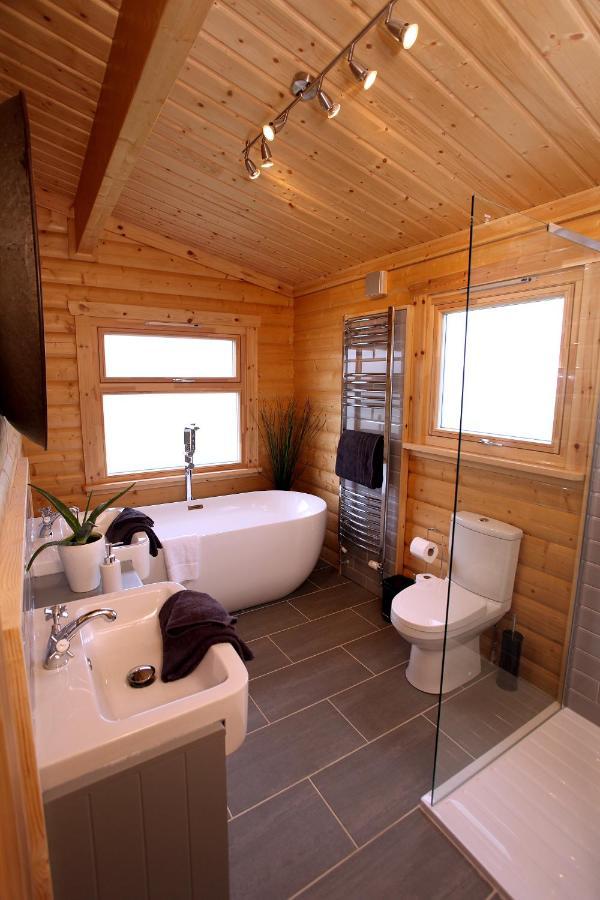 Cambridgeshire Lakes - Luxury Lodges In A Stunning Lake Location Gamlingay Exterior photo