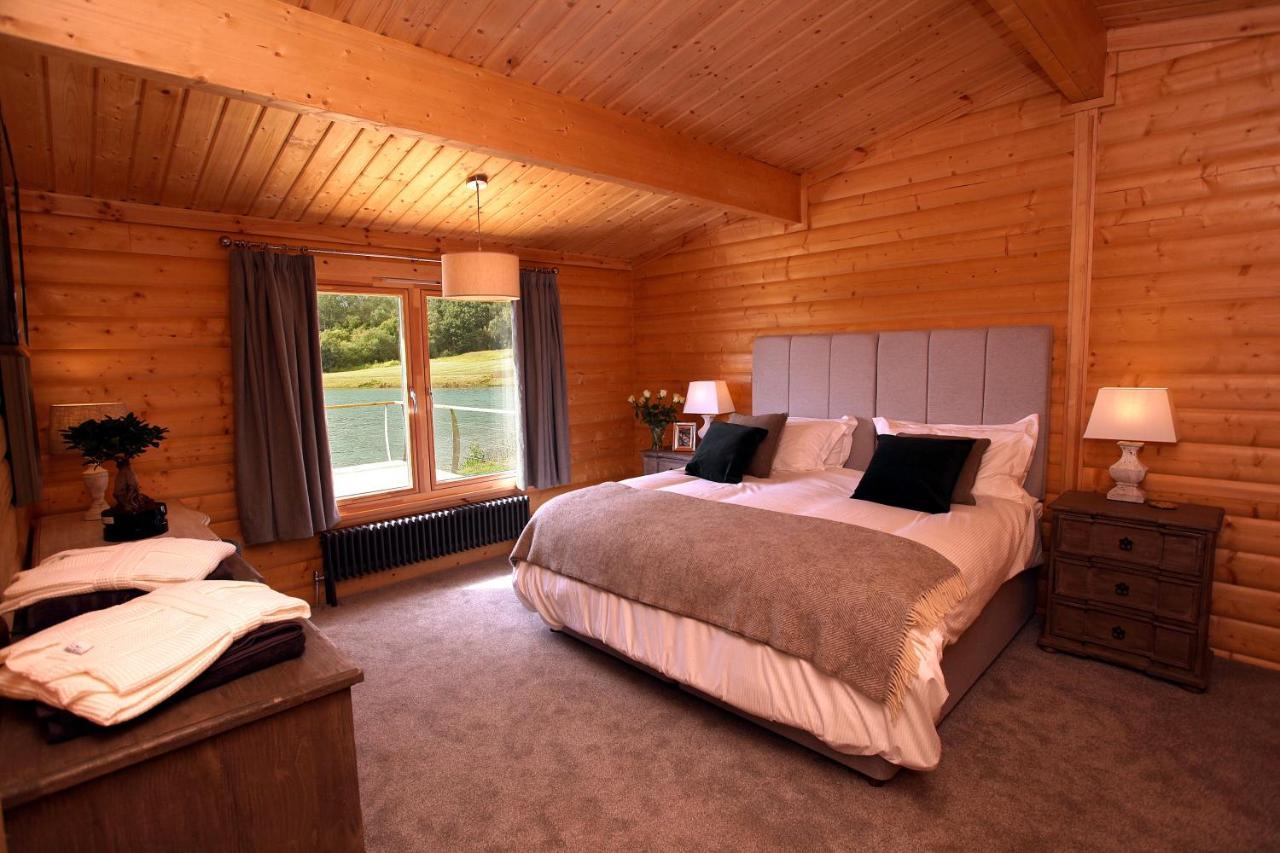 Cambridgeshire Lakes - Luxury Lodges In A Stunning Lake Location Gamlingay Exterior photo